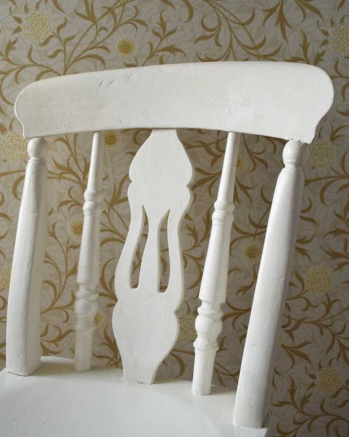 キッチンチェア　アンティーク チェア　ヨーロッパらしいペイントが可愛い、ホワイトのアンティークのキッチンチェア。お部屋のアクセントになる可愛いペイントもともとキッチンで使われていた椅子は、いい感じにペイントされていました。(d-901-c)