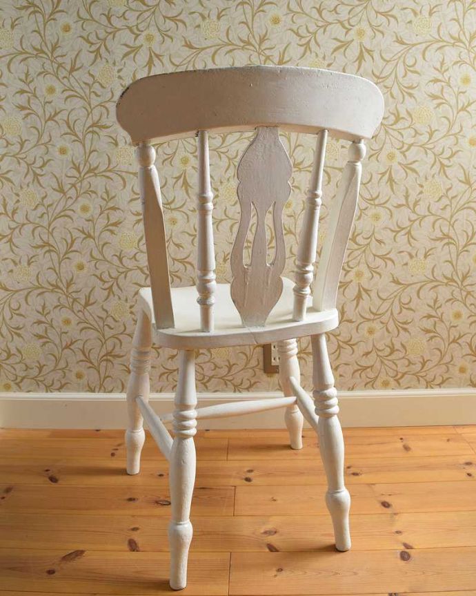 キッチンチェア　アンティーク チェア　ヨーロッパらしいペイントが可愛い、ホワイトのアンティークのキッチンチェア。後ろ姿にも自信アリ！ダイニングで並べて後ろから見ることも多い椅子。(d-901-c)
