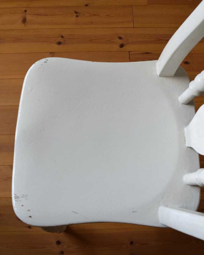 キッチンチェア　アンティーク チェア　ヨーロッパらしいペイントが可愛い、ホワイトのアンティークのキッチンチェア。座面に隠されたヒミツ座繰りと言って、お尻と太もも部分に彫が入っているんです。(d-901-c)