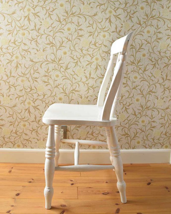キッチンチェア　アンティーク チェア　ヨーロッパらしいペイントが可愛い、ホワイトのアンティークのキッチンチェア。横から見てもステキ横から見るとこんな感じ。(d-901-c)