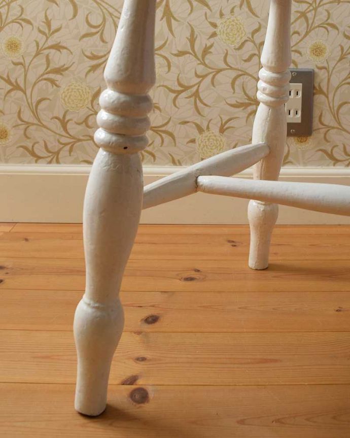 キッチンチェア　アンティーク チェア　ヨーロッパらしいペイントが可愛い、ホワイトのアンティークのキッチンチェア。移動もラクラクHandleのアンティークチェアの脚の裏には、フェルトキーパーをお付けしていますので、床を滑らせてお使い頂けます。(d-901-c)