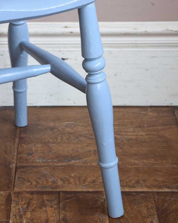 爽やかな水色のキッチンチェア、可愛いイギリスのアンティークの