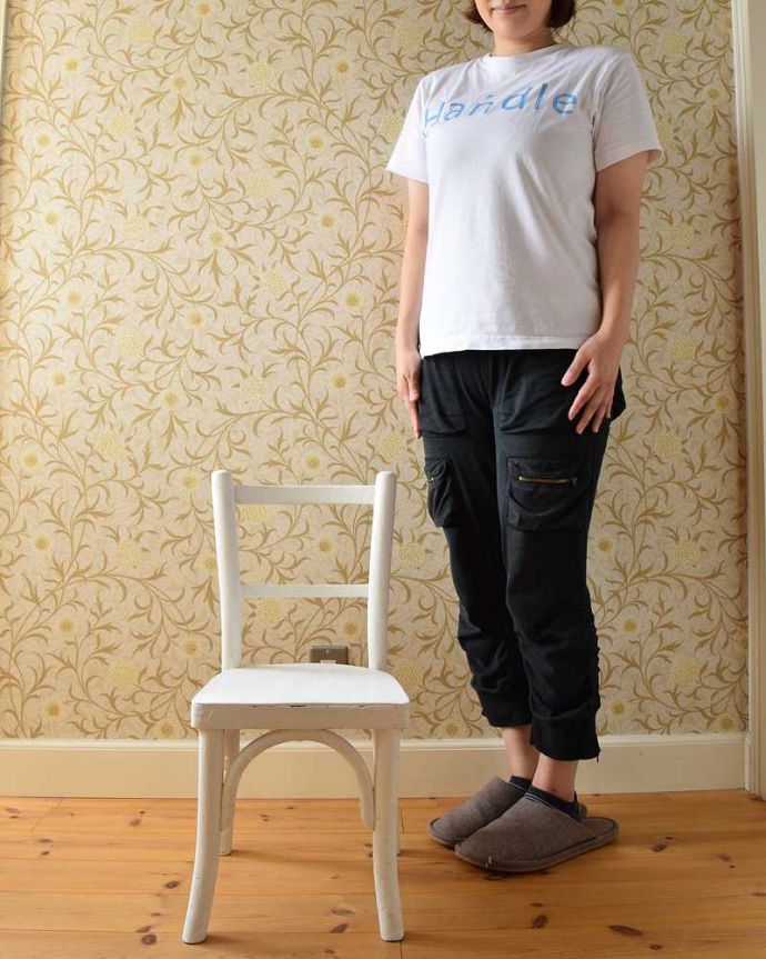 ダイニングチェア　アンティーク チェア　イギリスから来た小さなアンティーク椅子、真っ白のチャイルドチェア。見た目の可愛らしさはもちろん、ちゃんと使える小さな椅子子ども用のアンティークチェアは、玄関やリビングに置いておくだけでも可愛いんです。(d-913-c)