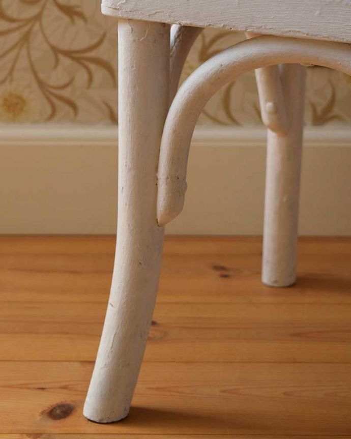 ダイニングチェア　アンティーク チェア　イギリスから来た小さなアンティーク椅子、真っ白のチャイルドチェア。移動もラクラクHandleのアンティークは、脚の裏にフェルトキーパーをお付けしていますので、床を滑らせれば子どもでも移動が出来ます。(d-913-c)