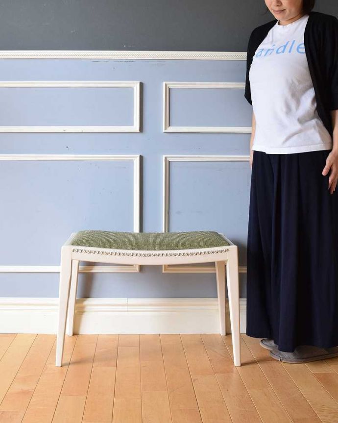 スツール・オットマン　アンティーク チェア　フレンチスタイルのアンティークチェア、お洒落なホワイトスツール。飾っても使っても楽しめる椅子です。(d-914-c)