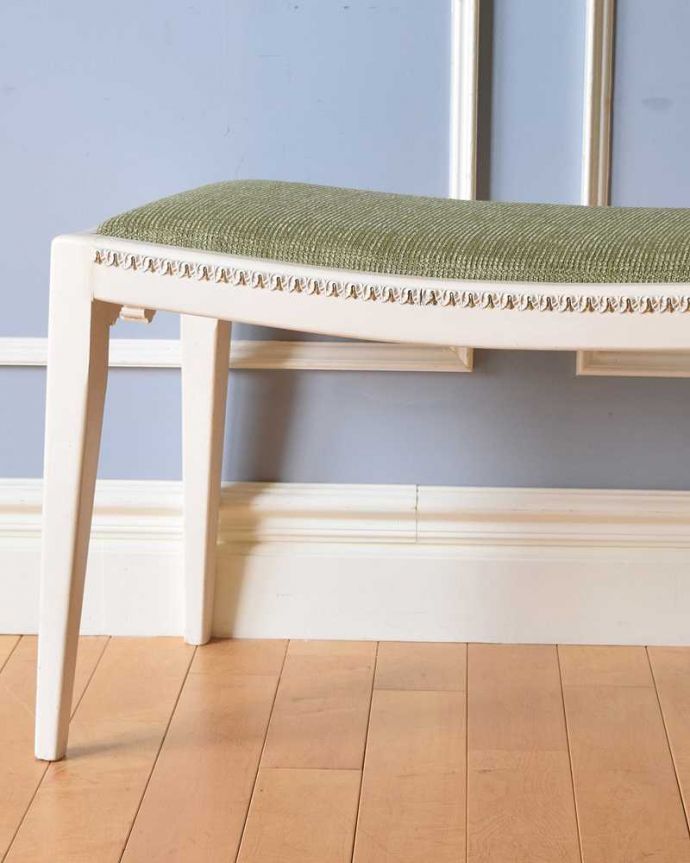 スツール・オットマン　アンティーク チェア　フレンチスタイルのアンティークチェア、お洒落なホワイトスツール。しっかり修復してあるので安心してお使い下さいいろんな修復方法がありますが、Handleでは一度バラしてから再び組み直していますので自信があります！新品ではないので経年変化によるキズはありますが、安心してお使い下さい。(d-914-c)