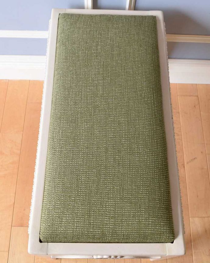 スツール・オットマン　アンティーク チェア　フレンチスタイルのアンティークチェア、お洒落なホワイトスツール。上から座面を見てみましょう座面は新しく張り替えたのでキレイです。(d-914-c)