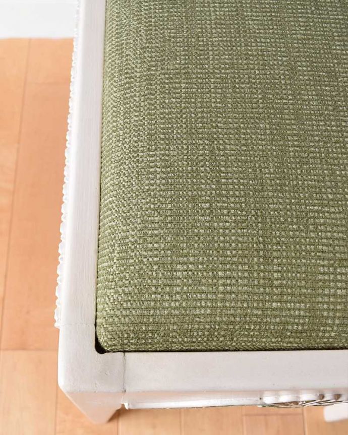 スツール・オットマン　アンティーク チェア　フレンチスタイルのアンティークチェア、お洒落なホワイトスツール。生地のセレクトもこだわりました椅子の優雅さを損なわないように生地選びにもこだわっています。(d-914-c)