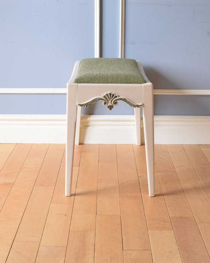 スツール・オットマン　アンティーク チェア　フレンチスタイルのアンティークチェア、お洒落なホワイトスツール。気品の感じられる横顔どの角度から見ても優雅なフォルムは変りません。(d-914-c)