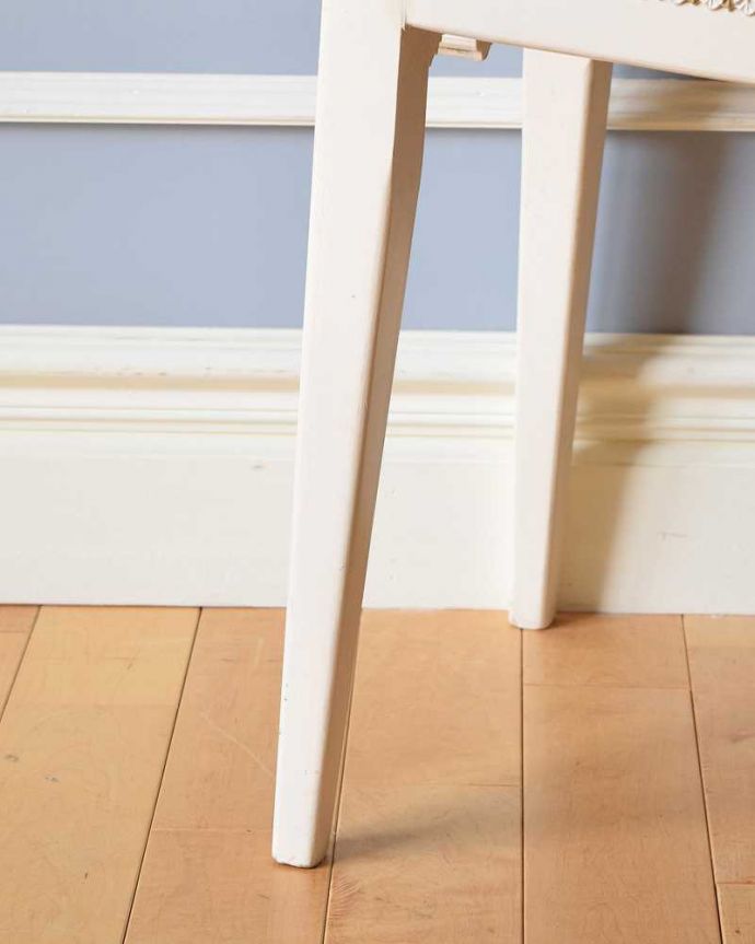 スツール・オットマン　アンティーク チェア　フレンチスタイルのアンティークチェア、お洒落なホワイトスツール。移動もラクラクの理由は…Handleのアンティークチェアの脚の裏には、フェルトキーパーをお付けしていますので、持ち上げず床を滑らせてお使い頂けます。(d-914-c)