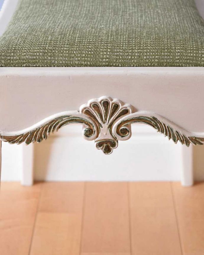 スツール・オットマン　アンティーク チェア　フレンチスタイルのアンティークチェア、お洒落なホワイトスツール。サイドにはフランスらしい飾りがあります。(d-914-c)