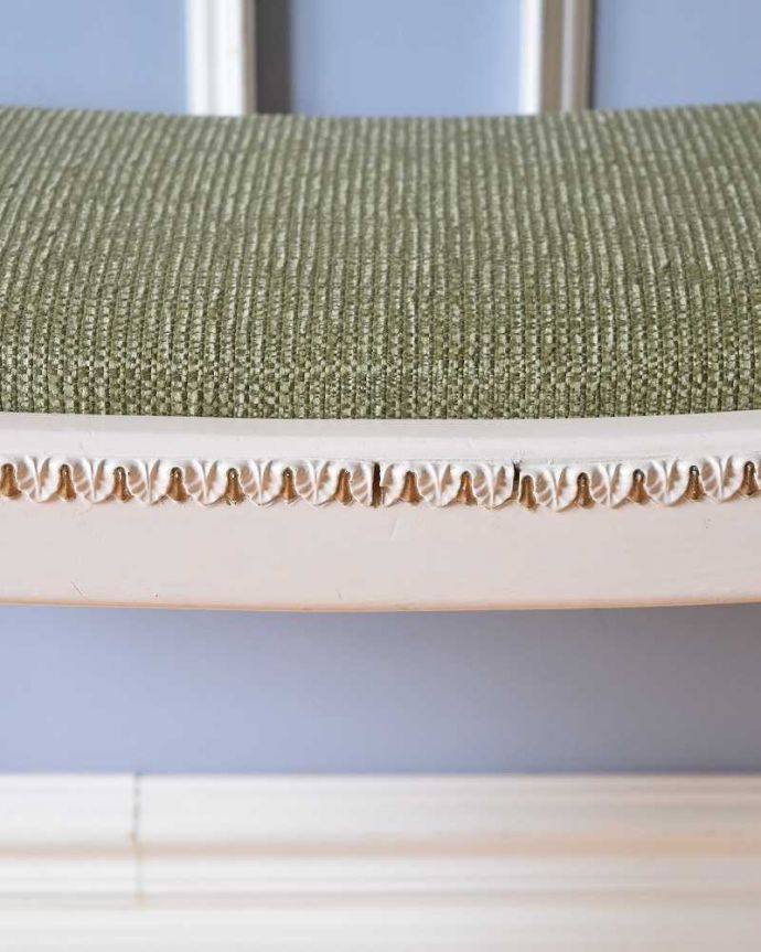 スツール・オットマン　アンティーク チェア　フレンチスタイルのアンティークチェア、お洒落なホワイトスツール。正面からも可愛い装飾が楽しめます。(d-914-c)