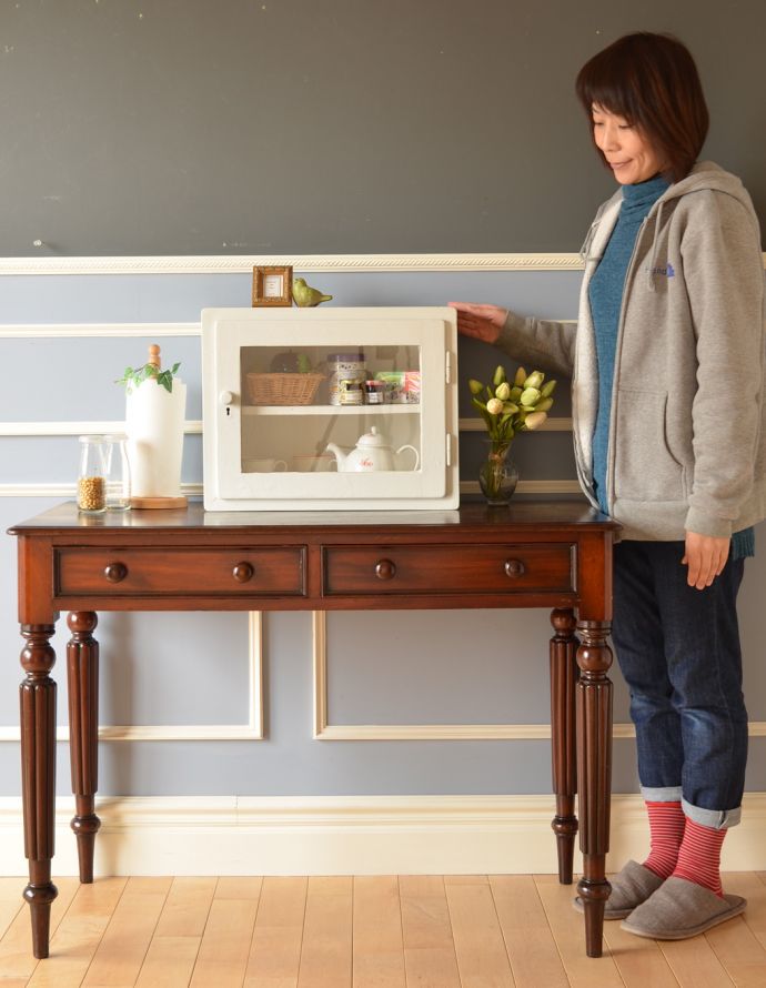 ウォールシェルフ・ウォールハンガー　アンティーク家具　アンティークの小さな壁掛け家具、ガラス扉のスモールキャビネット。玄関の鍵置きに。(d-945-f-1)