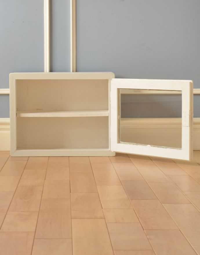 ウォールシェルフ・ウォールハンガー　アンティーク家具　アンティークの小さな壁掛け家具、ガラス扉のスモールキャビネット。扉内も綺麗にペイントされています。(d-945-f-1)