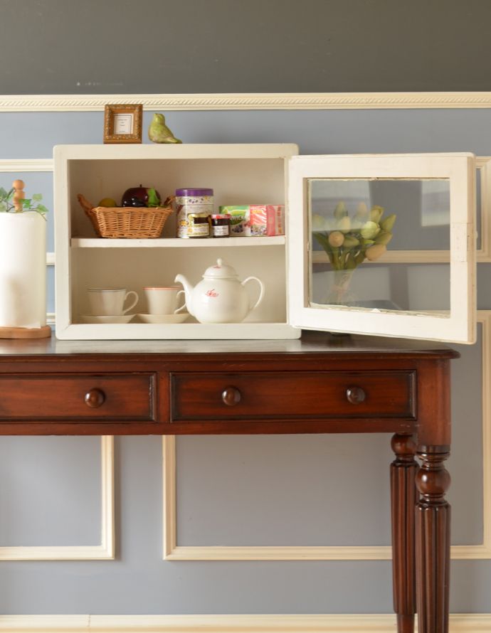 ウォールシェルフ・ウォールハンガー　アンティーク家具　アンティークの小さな壁掛け家具、ガラス扉のスモールキャビネット。サニタリールームでフレグランスやお化粧品を入れたりしても良いですね。(d-945-f-1)