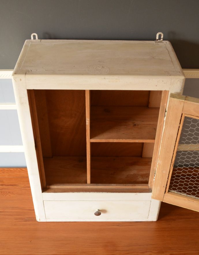 ウォールシェルフ・ウォールハンガー　アンティーク家具　フランスで見つけたアンティークグリアージュキャビネット（スモールキャビネット）。細かく仕切られているので、細々した小物を飾ったり、収納したりできます。(d-947-f-2)