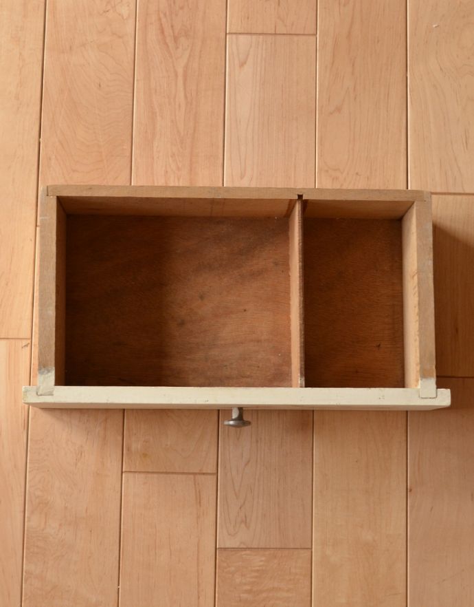 ウォールシェルフ・ウォールハンガー　アンティーク家具　フランスで見つけたアンティークグリアージュキャビネット（スモールキャビネット）。小さな引き出しがあります。(d-947-f-2)