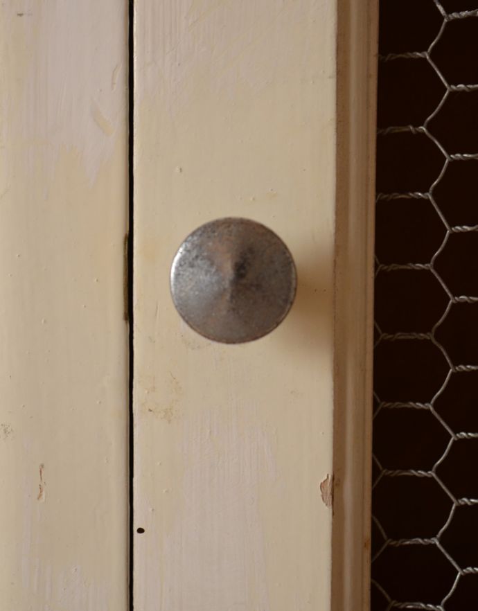 ウォールシェルフ・ウォールハンガー　アンティーク家具　フランスで見つけたアンティークグリアージュキャビネット（スモールキャビネット）。扉の取っ手は小さくて可愛い取っ手です。(d-947-f-2)