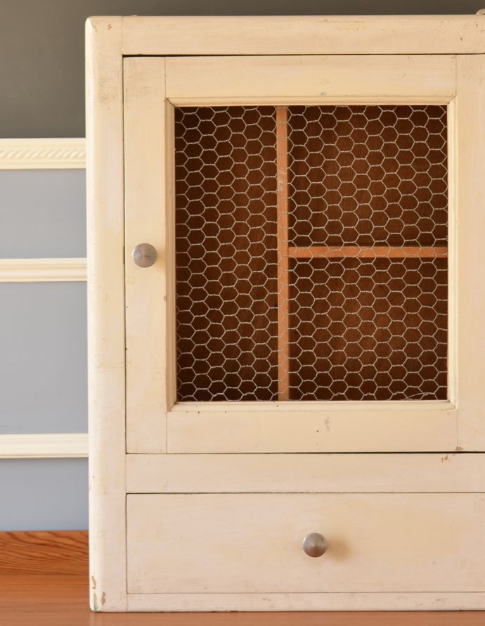 ウォールシェルフ・ウォールハンガー　アンティーク家具　フランスで見つけたアンティークグリアージュキャビネット（スモールキャビネット）。グリアージュには他にはない特別な可愛らしさがあるので、胸がときめきます。(d-947-f-2)