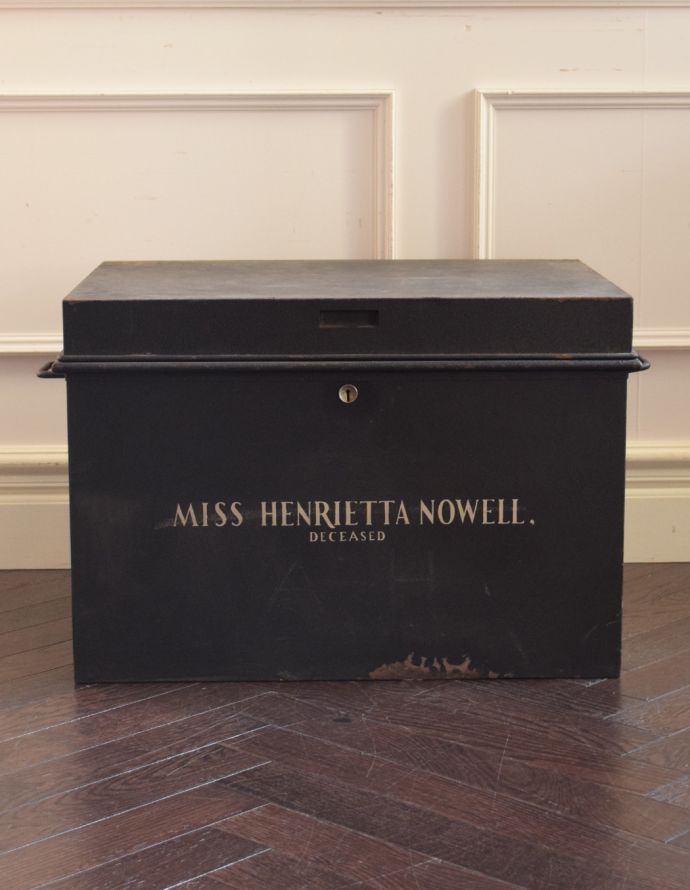 ロイドルームボックス　アンティーク家具　フランスのアンティーク家具、インダストリアなメタルボックス。お部屋がすっきり片付きます！センターテーブルとしても使えて、１台２役の頼もしい家具です。(d-966-4-z )