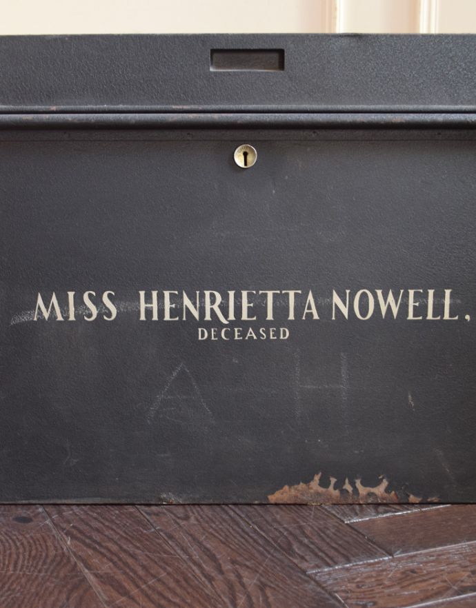 ロイドルームボックス　アンティーク家具　フランスのアンティーク家具、インダストリアなメタルボックス。アンティークは新品ではないので、経年変化によるキズはありますが、専門の職人によって目立たないようにキレイにお直しをしています。(d-966-4-z )