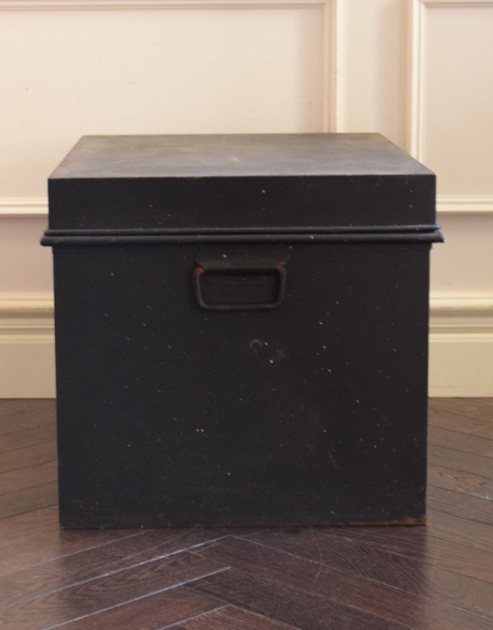 ロイドルームボックス　アンティーク家具　フランスのアンティーク家具、インダストリアなメタルボックス。味わい深い取っ手があります。(d-966-4-z )