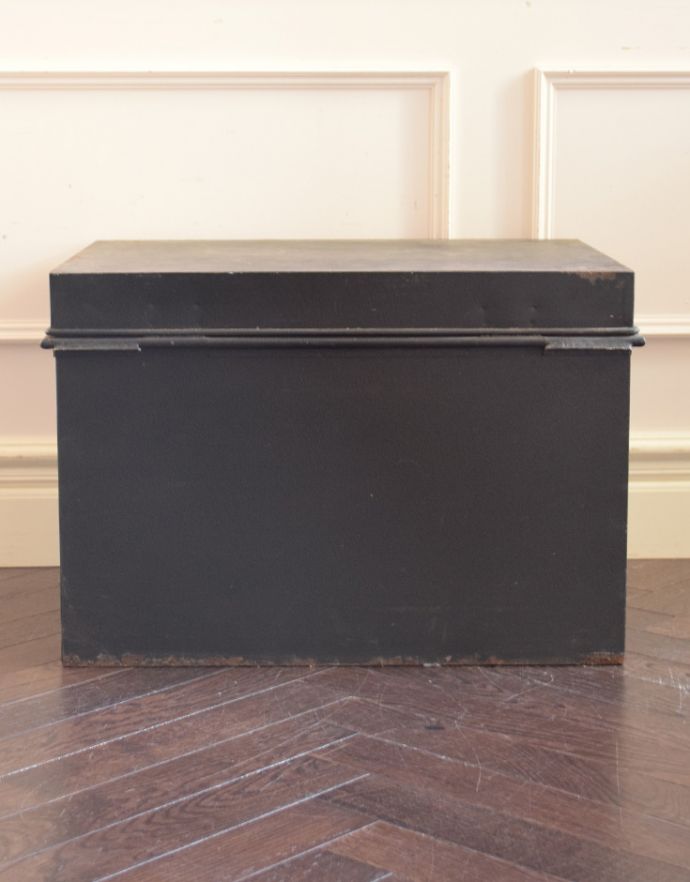 ロイドルームボックス　アンティーク家具　フランスのアンティーク家具、インダストリアなメタルボックス。メタルの風合いがかっこよく、インテリアとしても、オシャレなアイテムです！。(d-966-4-z )