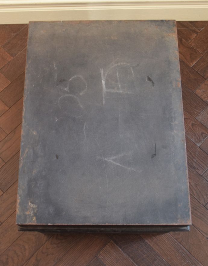 ロイドルームボックス　アンティーク家具　フランスのアンティーク家具、インダストリアなメタルボックス。天板はこんな感じです。(d-966-4-z )