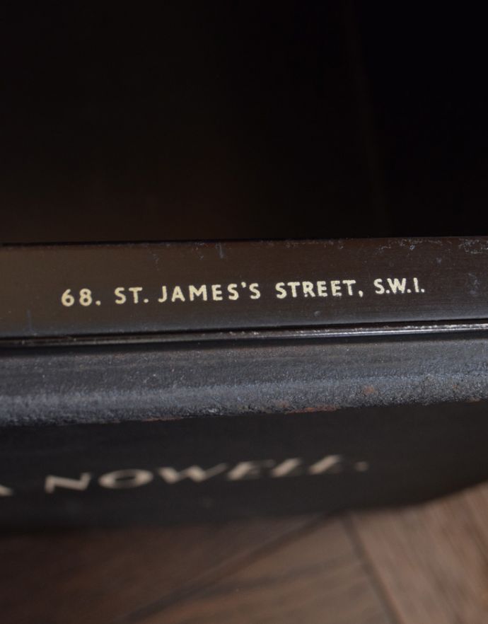 ロイドルームボックス　アンティーク家具　フランスのアンティーク家具、インダストリアなメタルボックス。フタを開けたところに付いています。(d-966-4-z )