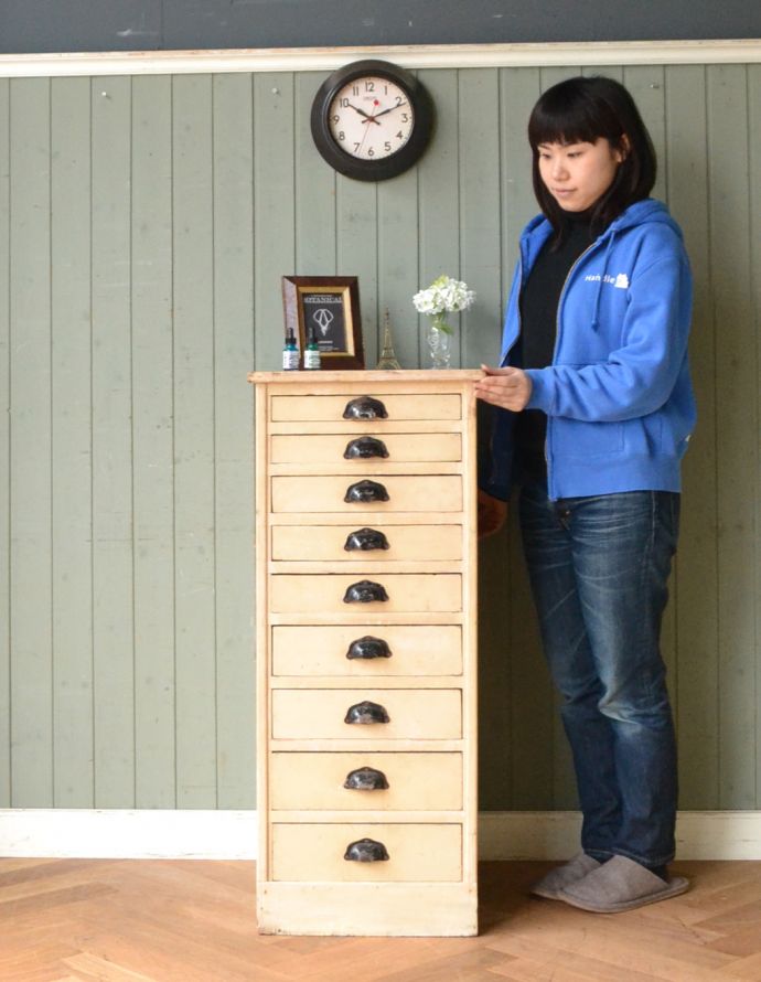 アンティークのチェスト　アンティーク家具　ペイント仕上げのオシャレなアンティーク家具、ベージュ色のドロワー（チェスト）。家事室でボタンなどの手芸用品をしまってみてはいかがでしょう？（モデルの身長は160cmです）。(d-969-f-1)