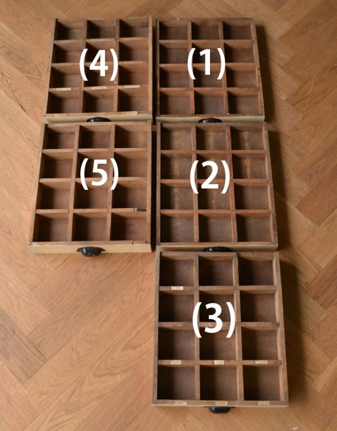 アンティークのチェスト　アンティーク家具　ペイント仕上げのオシャレなアンティーク家具、ベージュ色のドロワー（チェスト）。細かい仕切りが付いているので、手芸のボタン類、文房具、薬、アクセサリーなど・・・細々したものが片付けやすいです！。(d-969-f-1)