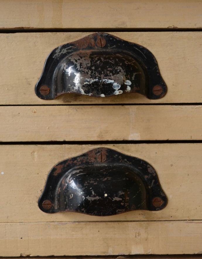 アンティークのチェスト　アンティーク家具　ペイント仕上げのオシャレなアンティーク家具、ベージュ色のドロワー（チェスト）。アクセントにもなっているアンティークらしいハンドルです。(d-969-f-1)