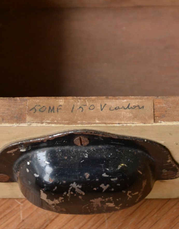 アンティークのチェスト　アンティーク家具　ペイント仕上げのオシャレなアンティーク家具、ベージュ色のドロワー（チェスト）。引き出しの段によって、仕切り方も色々。(d-969-f-1)