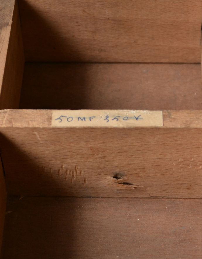 アンティークのチェスト　アンティーク家具　ペイント仕上げのオシャレなアンティーク家具、ベージュ色のドロワー（チェスト）。ハンドメイドのアイテムを入れておくのにピッタリです。(d-969-f-1)