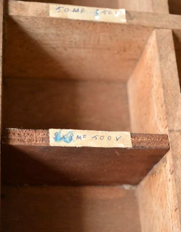 アンティークのチェスト　アンティーク家具　ペイント仕上げのオシャレなアンティーク家具、ベージュ色のドロワー（チェスト）。ショップや職場での什器にいかがでしょう？。(d-969-f-1)