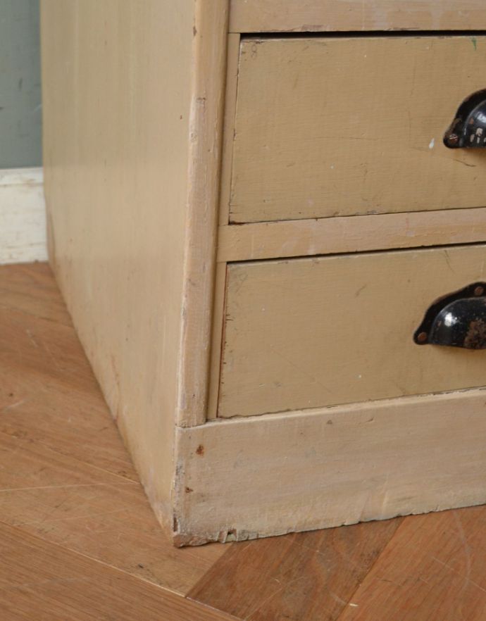 アンティークのチェスト　アンティーク家具　ペイント仕上げのオシャレなアンティーク家具、ベージュ色のドロワー（チェスト）。脚元はこんな感じです。(d-969-f-1)