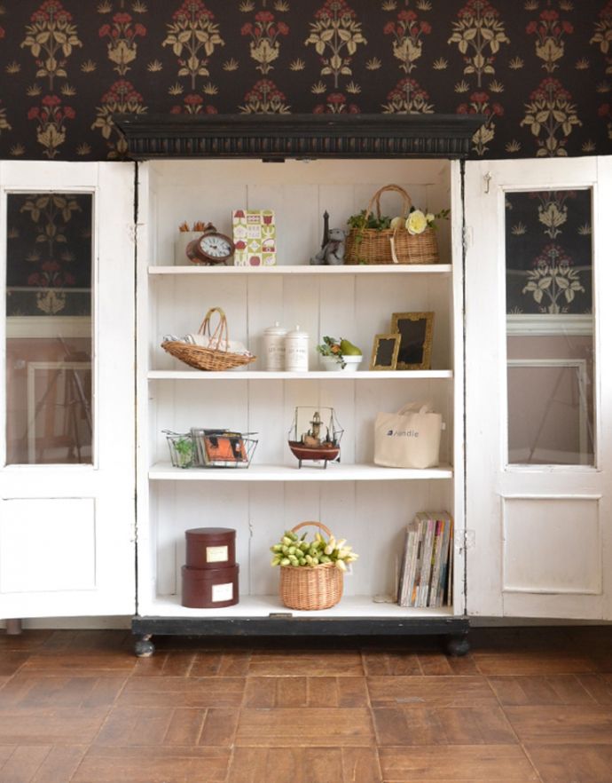 アンティークのキャビネット　アンティーク家具　カッコいいアンティークのフランス家具、ブラックペイントのガラスキャビネット。見た目の美しさはモチロン、た〜っぷり収納力もある優れたキャビネットです。(d-973-f-1)