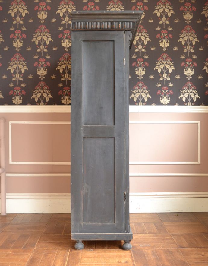 アンティークのキャビネット　アンティーク家具　カッコいいアンティークのフランス家具、ブラックペイントのガラスキャビネット。サイドもきれいにペイントされています。(d-973-f-1)