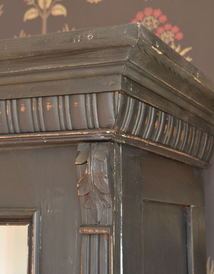 アンティークのキャビネット　アンティーク家具　カッコいいアンティークのフランス家具、ブラックペイントのガラスキャビネット。美しい彫にうっとり。(d-973-f-1)