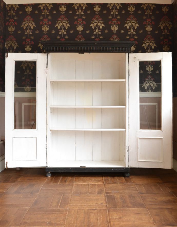 アンティークのキャビネット　アンティーク家具　カッコいいアンティークのフランス家具、ブラックペイントのガラスキャビネット。内側は白いペイントで仕上がっています。(d-973-f-1)