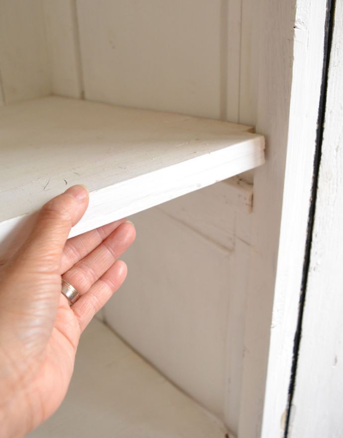 アンティークのキャビネット　アンティーク家具　カッコいいアンティークのフランス家具、ブラックペイントのガラスキャビネット。棚板があるので、整理整頓がしやすいですよ。(d-973-f-1)