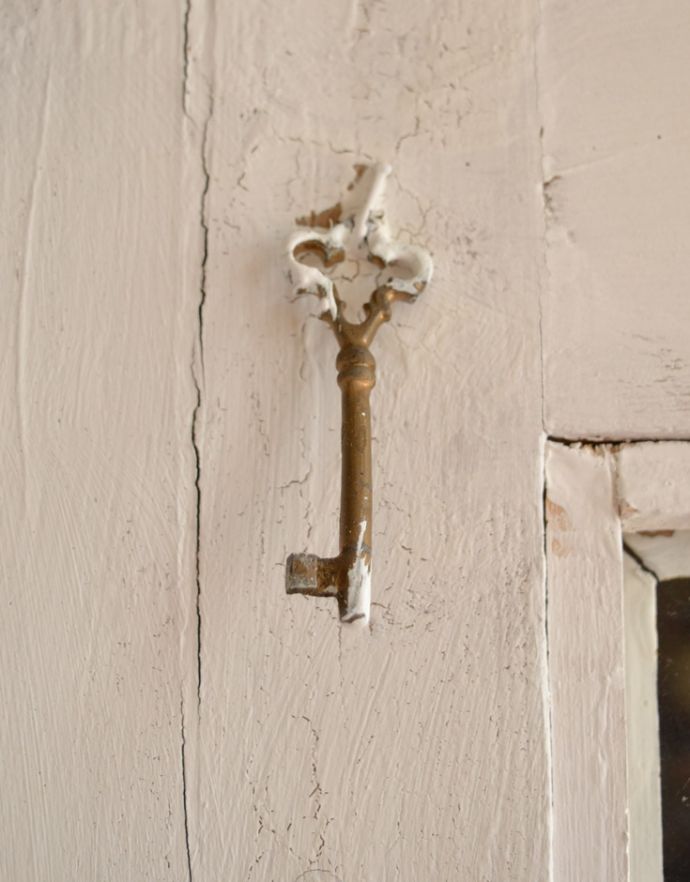 アンティークのキャビネット　アンティーク家具　カッコいいアンティークのフランス家具、ブラックペイントのガラスキャビネット。アンティークの鍵が付いています。(d-973-f-1)