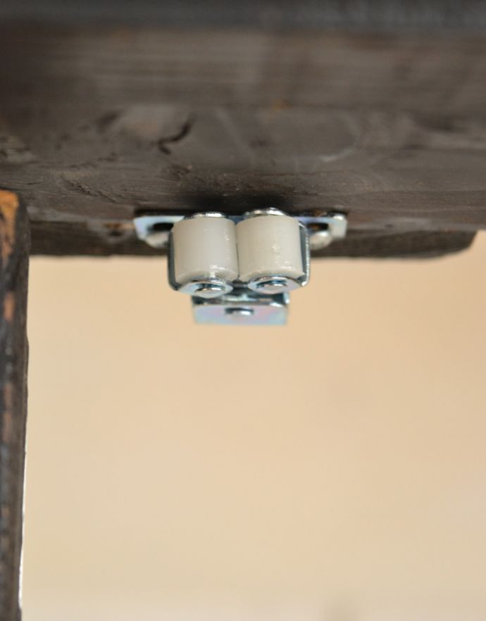 アンティークのキャビネット　アンティーク家具　カッコいいアンティークのフランス家具、ブラックペイントのガラスキャビネット。扉にはローラーキャッチャーが付いているので、開け閉めはスムーズです。(d-973-f-1)