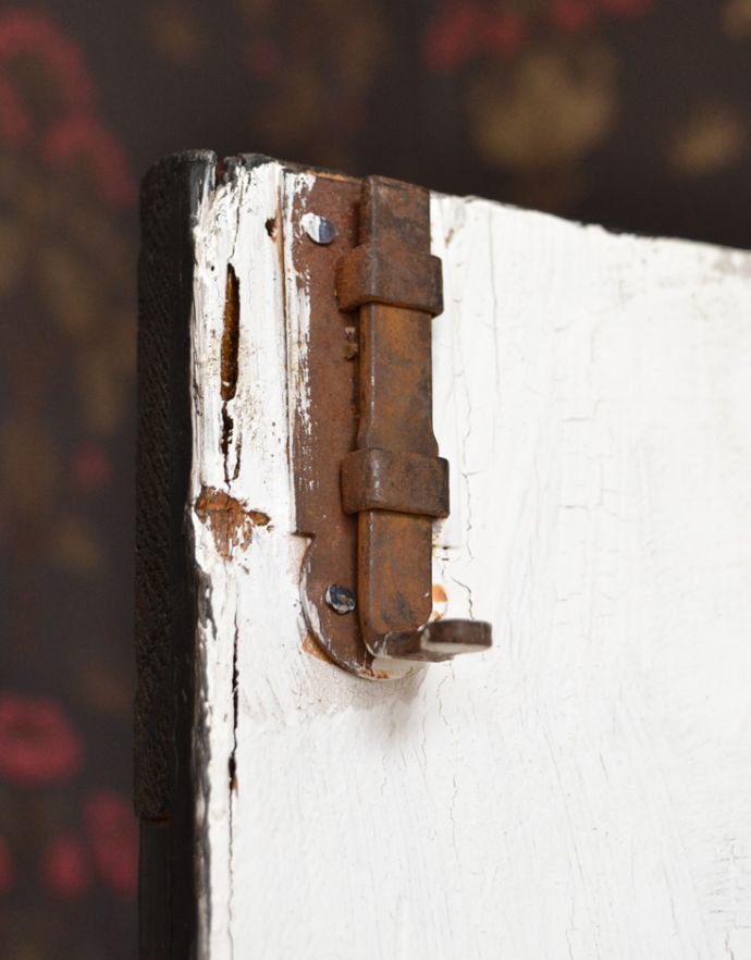 アンティークのキャビネット　アンティーク家具　カッコいいアンティークのフランス家具、ブラックペイントのガラスキャビネット。扉に当時の金具が残っていました。(d-973-f-1)