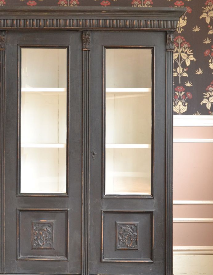アンティークのキャビネット　アンティーク家具　カッコいいアンティークのフランス家具、ブラックペイントのガラスキャビネット。お気に入りのディスプレイが映えると、人気のペイントです。(d-973-f-1)
