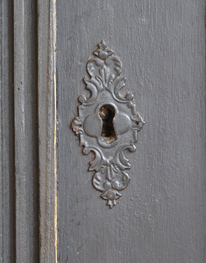 アンティークのキャビネット　アンティーク家具　カッコいいアンティークのフランス家具、ブラックペイントのガラスキャビネット。アンティークの鍵穴があります。(d-973-f-1)