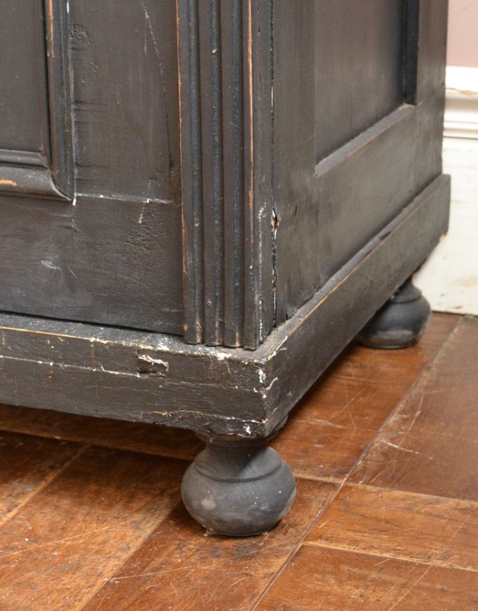 アンティークのキャビネット　アンティーク家具　カッコいいアンティークのフランス家具、ブラックペイントのガラスキャビネット。玉ねぎ形の脚。(d-973-f-1)