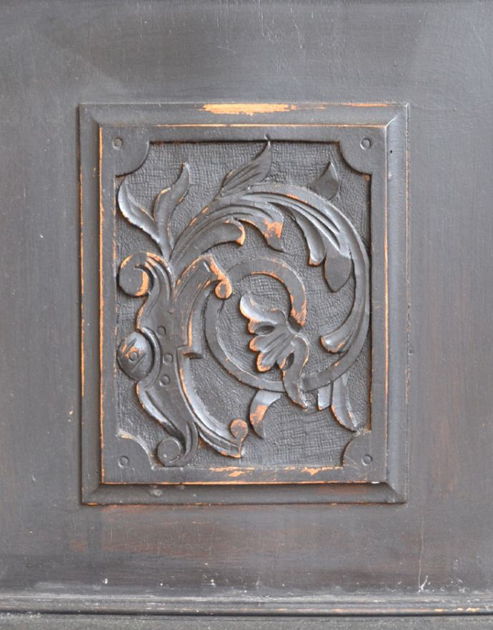 アンティークのキャビネット　アンティーク家具　カッコいいアンティークのフランス家具、ブラックペイントのガラスキャビネット。フランスらしい彫りが扉に施されています。(d-973-f-1)