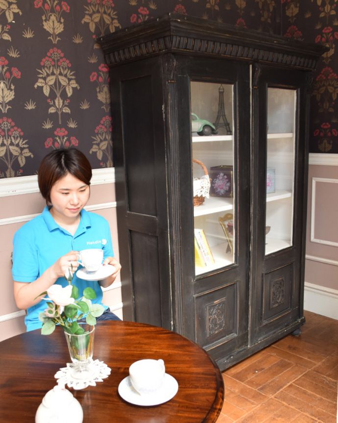 アンティークのキャビネット　アンティーク家具　カッコいいアンティークのフランス家具、ブラックペイントのガラスキャビネット。カッコイイ空間にも可愛い空間にもブラックペイント+優雅な彫のペイントキャビネットは、どんな空間でも主役。(d-973-f-1)