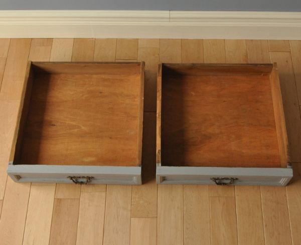 アンティークのキャビネット　アンティーク家具　フランスのアンティークペイント家具、色の素敵なキャビネット。引き出しは、左右に１杯づつで、計２杯あります。(d-988-f-1)